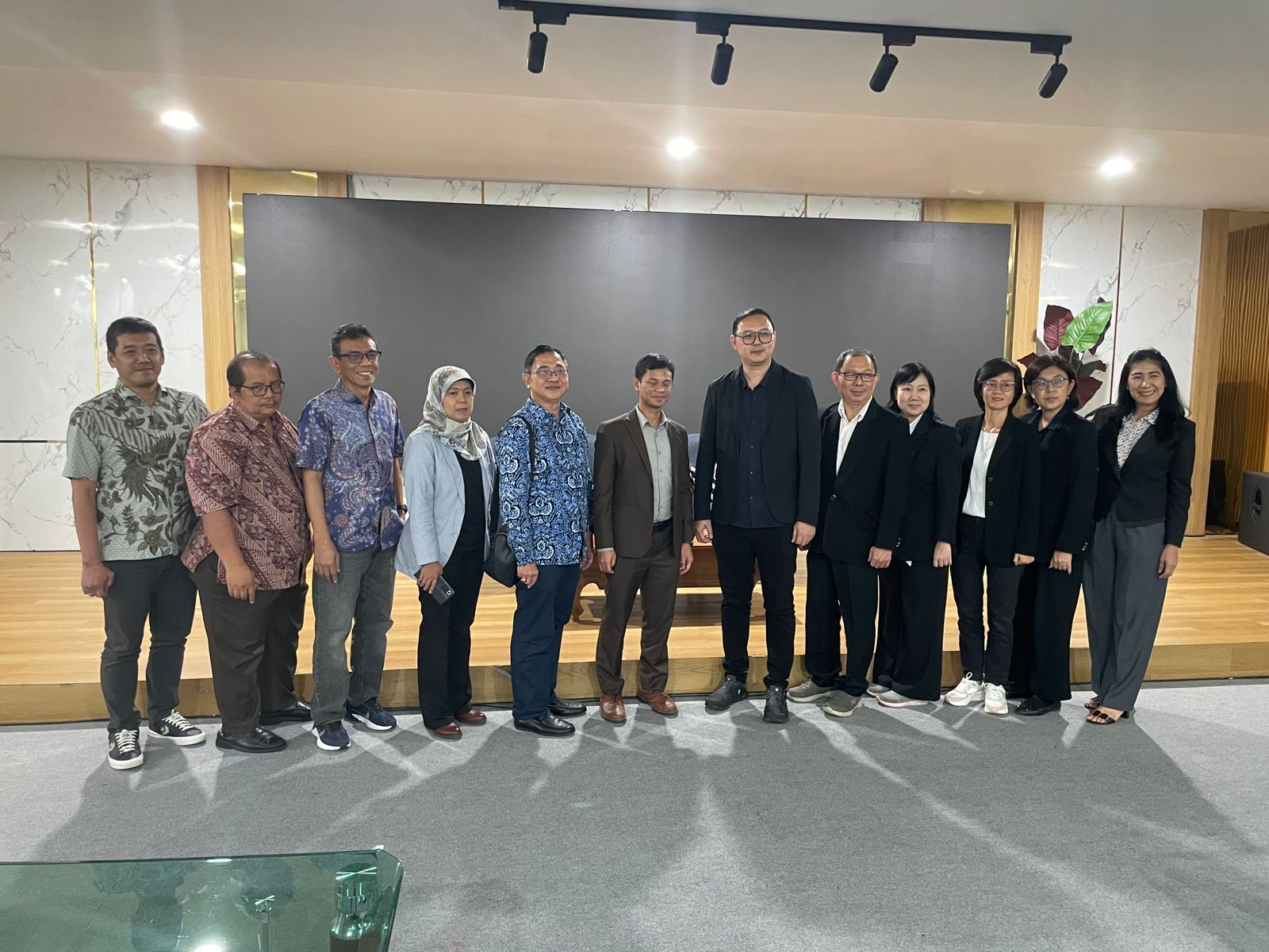 Kegiatan benchmarking implementasi OBE Universitas Kristen Maranatha di President University